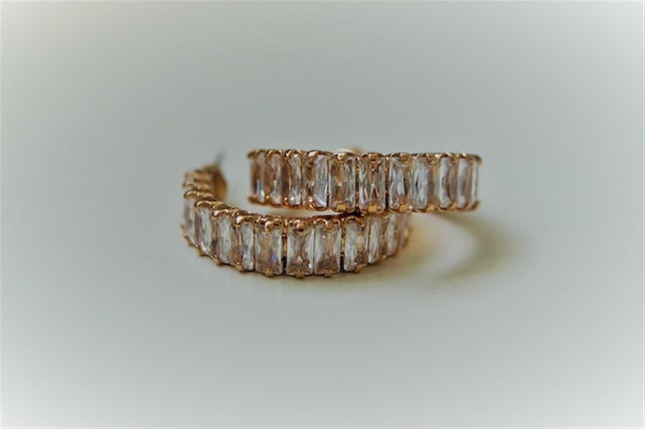 Sådan vælger du de perfekte guld øreringe